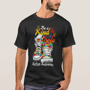 Sei ein freundlicher Tee-Sohlen-Schuh Autismusaner T-Shirt