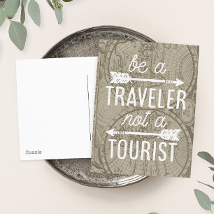 Sei ein Reisender, kein Tourist - Karten-Typografi Postkarte