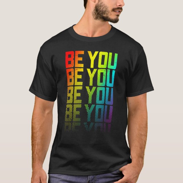 Sei es Lgbtq+ Rainbow Gay Pride Text Fade Graphic T-Shirt (Vorderseite)