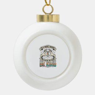 Sei freundlich Regenbogen Herz Hände Vintage-Shirt Keramik Kugel-Ornament