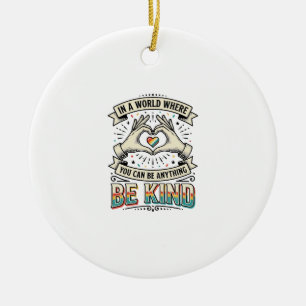 Sei freundlich Regenbogen Herz Hände Vintage-Shirt Keramik Ornament