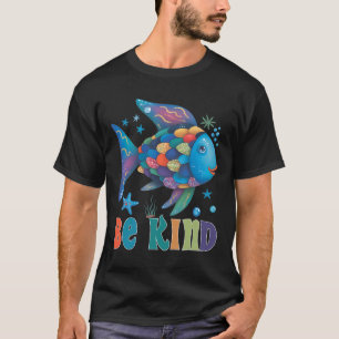 Sei freundlich Regenbogen Schuppen Fisch Lehrer Le T-Shirt