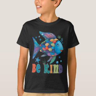Sei freundlich Regenbogen Schuppen Fisch Lehrer Le T-Shirt