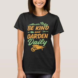 Sei freundlich und pflege täglich Blumen süß trend T-Shirt