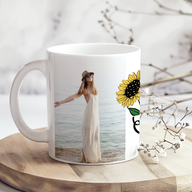 "Sei immer dein Sonnenschein" 2 Fotos nach Maß Kaffeetasse ("Always Be Your Own Sunshine" 2 Custom Photos Coffee Mug on a boho kitchen table with tiny flowers)