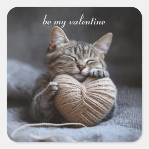 Sei mein Valentinstag-Tabby-Katzen-Garn-Herz Quadratischer Aufkleber