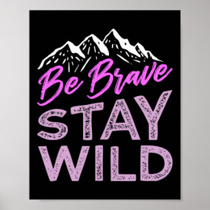 Sei Mutig Bleib Wild Wildnis Outdoor Wandern Lila Poster