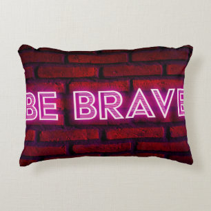 Sei mutig Inspirierende Zitat Neon-Effekt-Text auf Dekokissen
