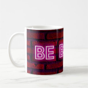 Sei mutig Inspirierende Zitat Neon-Effekt-Text auf Kaffeetasse