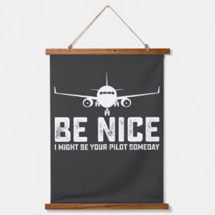Sei nett, ich könnte eines Tages dein Pilot sein Wandteppich Mit Holzrahmen