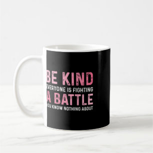 Sei nett, jeder kämpft einen kleinen positiven süß kaffeetasse