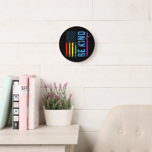 Sei nett Lgbt Lgbtq Gay Pride Regenbogen Runde Wanduhr