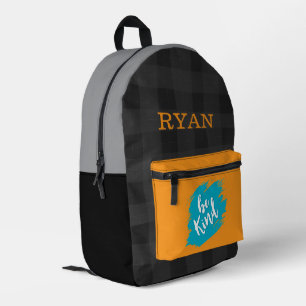 Sei nett Zitat Senfgelb Blau Splash Monogramm Bedruckter Rucksack