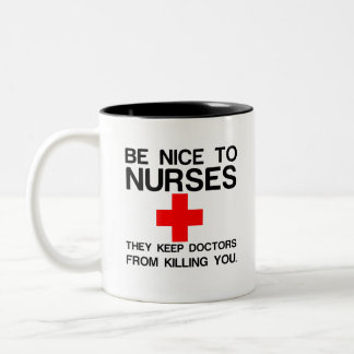 SEI NETT ZU KRANKENSCHWESTERN SIE HALTEN DIE ÄRZTE ZWEIFARBIGE TASSE