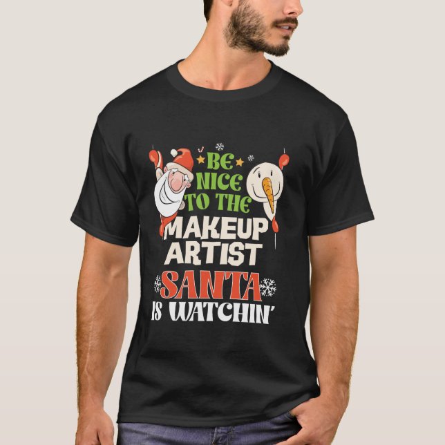 Sei nett zum Makeup-Künstler Santa Watching Funny T-Shirt (Vorderseite)
