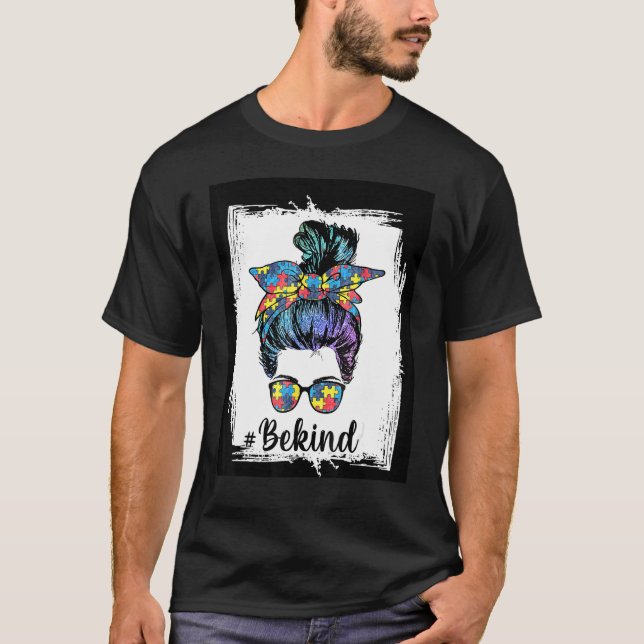 Sei netter Autismus Bewusstsein Messy Bun Mama Mäd T-Shirt (Vorderseite)