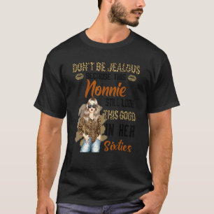 Sei nicht eifersüchtig, denn dieser Nonnie sieht n T-Shirt
