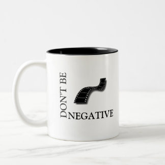 Sei nicht NEGATIV Zweifarbige Tasse