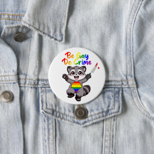 Sei schwul, verübe Verbrechen LGBTQ+ Stolz Waschbä Button