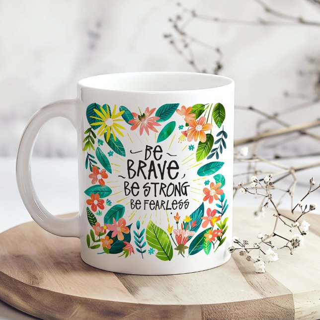 "Sei tapfer, stark" farbenfrohe Blume und Blätter Kaffeetasse ("Be Brave Be Strong" Colorful Flowers and Leaves Coffee Mug on a boho kitchen table with dry flowers)