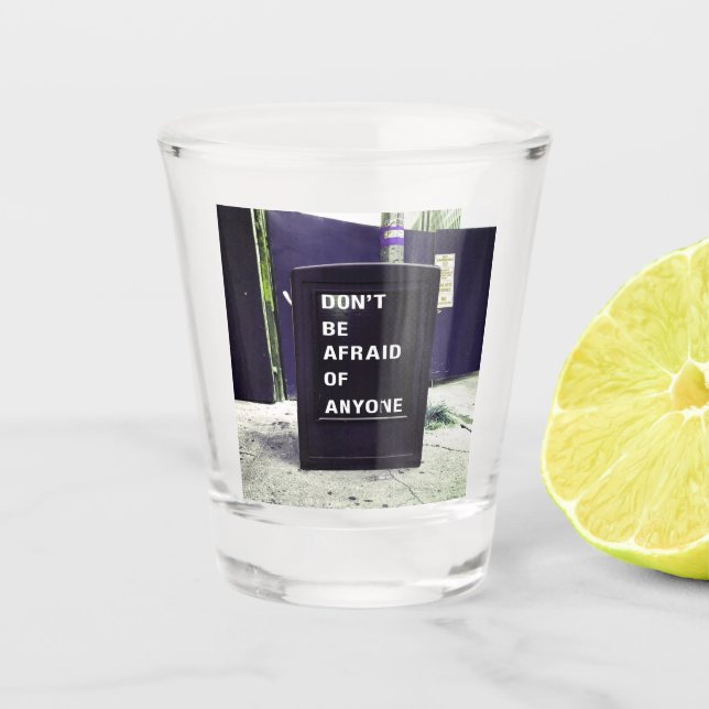 Sei vor niemandem Motivierend Schnapsglas (Vorderseite)