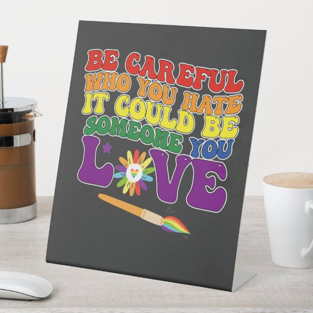 Sei vorsichtig, wen du hasst, es könnte eine Liebe Sockelschild (In Situ)
