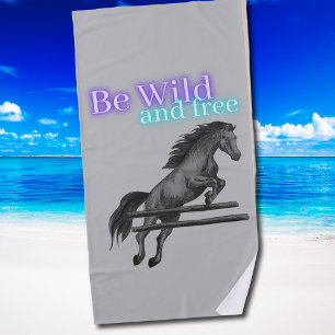Sei wild und frei beim Springen Strandtuch