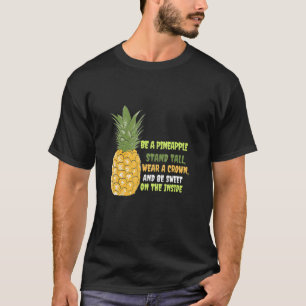 Seien Sie Ananas Stand, tragen Sie eine Krone und T-Shirt