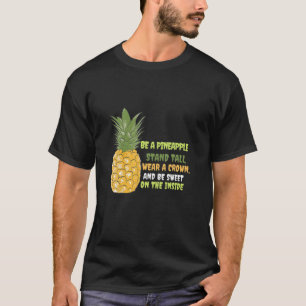 Seien Sie Ananas Stand, tragen Sie eine Krone und T-Shirt