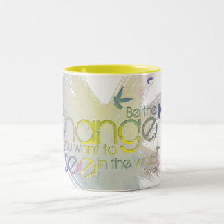 Seien Sie die Änderung, die Sie wollen, um in der Zweifarbige Tasse