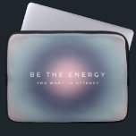 Seien Sie die Energie, die Sie Gewollt haben, um z Laptopschutzhülle<br><div class="desc">Seien Sie die Energie,  die Sie Gewollt haben,  um anzuziehen - inspirierendes,  motivierend Zitat - Typografie - farbenfrohe Gradienten/ Aura.</div>