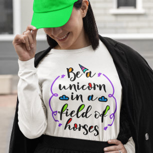 Seien Sie ein Einhorn im Feld der Typografie von P T-Shirt