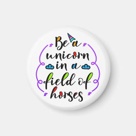 Seien Sie ein Einhorn in einem Feld der Pferde Typ Magnet