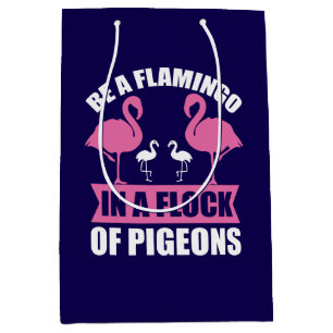 Seien Sie ein Flamingo in einer Flock von Tauben-1 Mittlere Geschenktüte