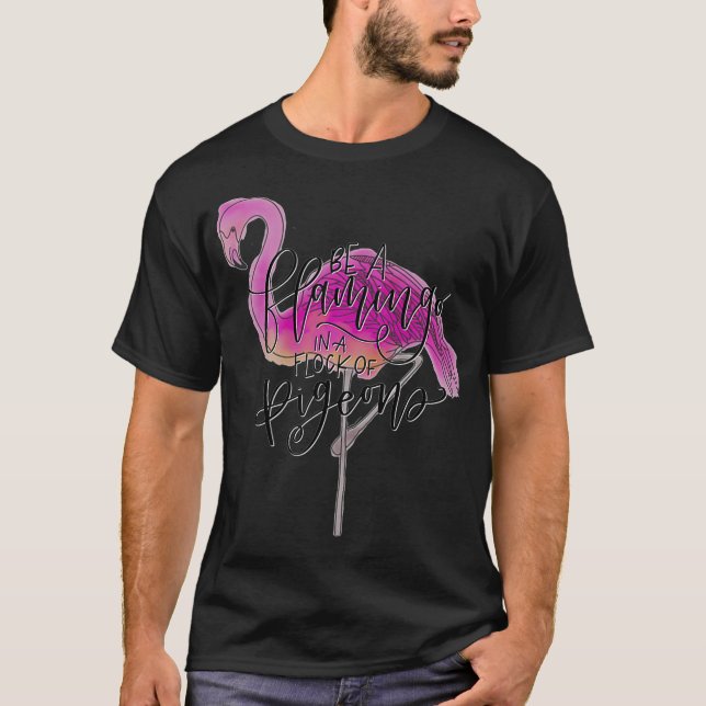 Seien Sie ein Flamingo in einer Flock von Tauben P T-Shirt (Vorderseite)