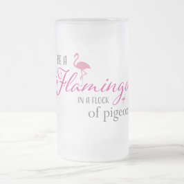 Seien Sie ein Flamingo in einer Menge der Tauben Mattglas Bierglas