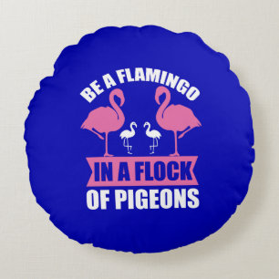 Seien Sie ein Flamingo in einer Schar von Tauben Rundes Kissen