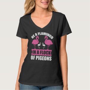 Seien Sie ein Flamingo in einer Schar von Tauben T-Shirt