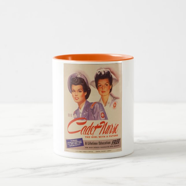 Seien Sie ein Kadett-Krankenschwester-Vintages Zweifarbige Tasse (Mittel)
