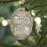 Seien Sie ein Reisender, kein Touristenkartenziffe Keramikornament<br><div class="desc">Erinnern Sie sich an ein Jahr Reisen mit unserem Typografie-Zitat-Ornament! Design zeigt das Zitat "Be a Traveller,  Not a Tourist" in weißer Monoline Typografie mit zwei Pfeilabbildungen,  auf einem Hintergrund eines Sepia-Tons Vintag 1708 Weltkarte. Passen Sie die Rückseite mit dem Jahr an.</div>