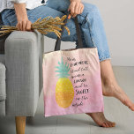 Seien Sie eine Ananas-Aquarellfärbung<br><div class="desc">Seien Sie eine Ananas Tote Tasche - präsentieren Sie unsere Aquarell-Typografie Zitat Art Tote Tag.Der Hintergrund ist eine Aquarellgrundierung in den Farbtönen Gelb und Rosa. Die Abbildung eines Ananas zeigt das Zitat: "Sei Ananas, stehe groß, trage eine Krone und sei innen süß". Eine wirklich wunderbare Geschenkoption für jeden, der will,...</div>