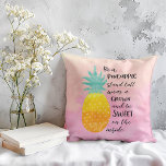 Seien Sie eine Ananas Inspirational Watercolor Typ Kissen<br><div class="desc">Seien Sie Ananas Kissen - Aquarellfarben Typografie Zitat Kunstkissen. Lassen Sie sich von Ihrer Liebe für alle tropischen Dinge vergessen, wenn Sie sich bequem in Ihrem Wohnzimmer oder Unterhaltungsbereich ausruhen. Dieses köstliche Kissen zeichnet sich durch ein Design mit einem Hintergrund von Aquarell in Gelb- und Rosatönen aus. Die Abbildung einer...</div>