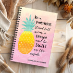 Seien Sie eine Ananas Inspirational Watercolor Typ Planer<br><div class="desc">Seien Sie Ananas-Planer - präsentieren Sie diesen superstilvollen Aquarelltypografie Zitat-Kunstplaner. Der Hintergrund ist eine feine Aquarellunterlage in Gelb- und Rosatönen. Die Abbildung einer Ananas mit dem phantastischen Zitat: "Sei Ananas, stehe groß, trage eine Krone und sei innen süß." Erinnern Sie sich an Ihre Liebe für alle tropischen Dinge, wenn Sie...</div>