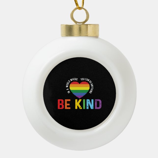 Seien Sie freundlich LGBT Gay Les Pride Rainbow Keramik Kugel-Ornament (Vorderseite)