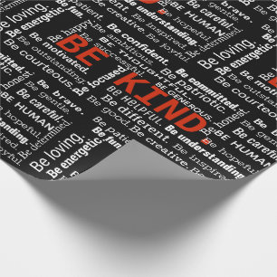 Seien Sie freundlicher Inspirationstext auf schwar Geschenkpapier