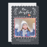 Seien Sie froh Chalkboard Weihnachtsfotokarte Feiertagskarte<br><div class="desc">Versenden Sie dieses Jahr eine moderne und einzigartige Weihnachtskarte, die Ihre Familie und Freunde Liebe geben werden. Unsere zeitgenössische Foto-Urlaubskarte verfügt über einen skurrilen, weißen und roten Rahmen für Ihr Foto mit stilvollen Klammern-Schnörkeln, die das typografische Sprichwort "Sei fröhlich" Set auf schwarzem Chalkboard-Hintergrund zeigen. Die Rückseite bietet zusätzlichen Platz für...</div>