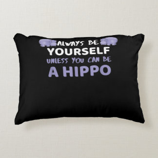 Seien Sie immer selbst, wenn Sie kein Hippo sein k Dekokissen