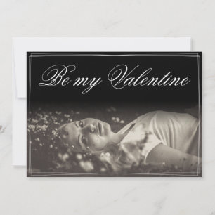 Seien Sie meine Valentinin - lügende junge Frau