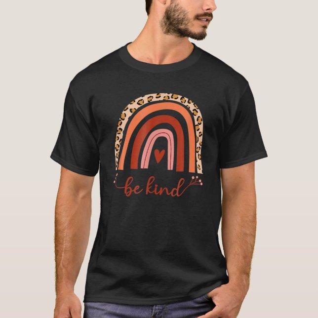 Seien Sie nette Boho Regenbogenmotivation Cheetah  T-Shirt (Vorderseite)
