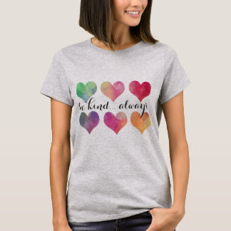 Seien Sie nettes… immer Zitat mit Aquarellherzen T-Shirt